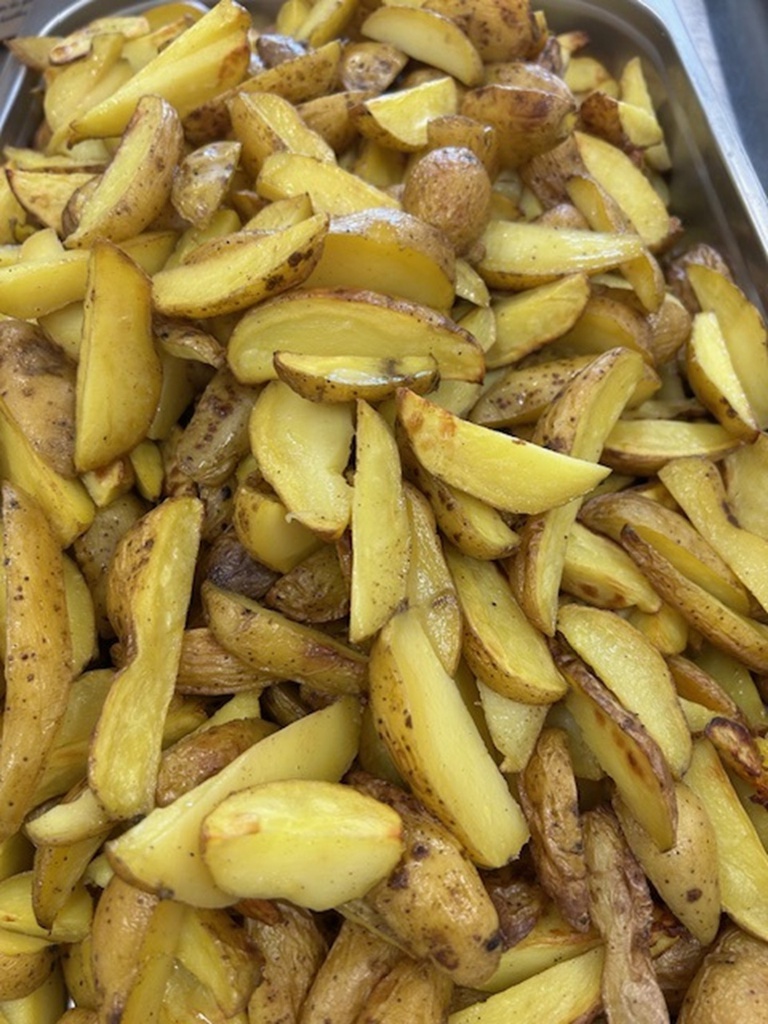 Nuggets de poulet, légume de saison et pommes de terre rôties