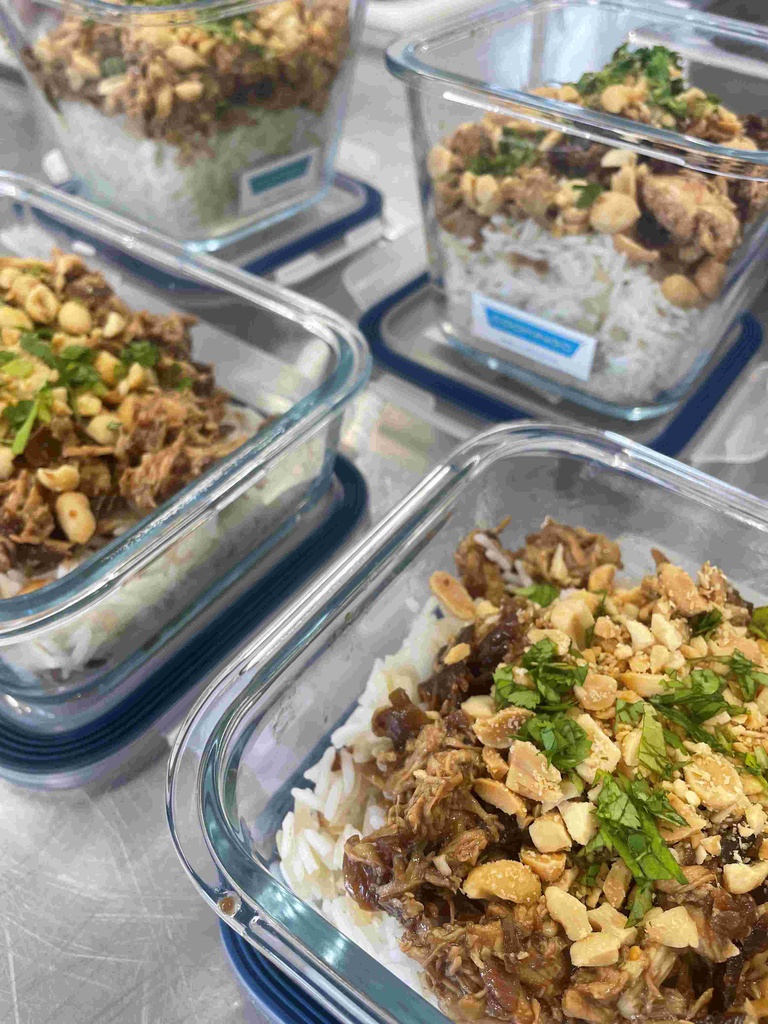 Effiloché de poulet aux cacahuètes, légume de saison et riz jasmin  - Mardi